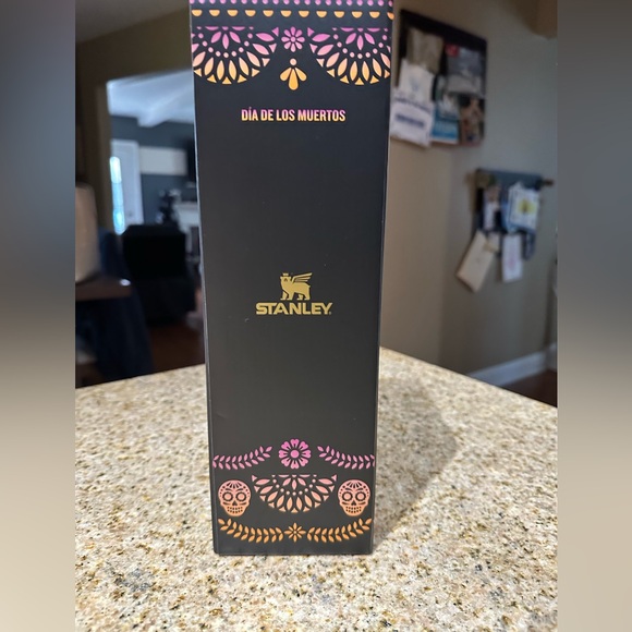 Brand New Limited Edition Día de Muertos 
Stanley 30-OZ Quencher® H2.0 FlowState - Picture 7 of 9